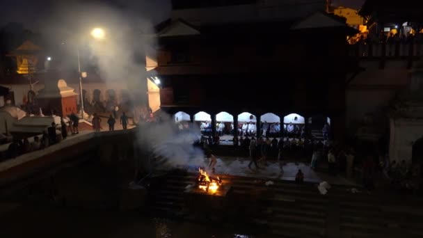 Masses of pilgrims come to a temple to wash and cremate their deceased relatives — Stock Video