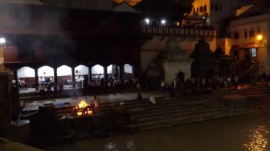 Hindular her gece dini tören için Pashupatinath Tapınağı kompleksinde toplandılar..