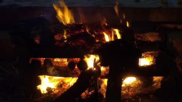 CLOSE UP: Großes Feuer brennt vor einer hinduistischen Luftbegräbniszeremonie im nepalesischen Tempel. — Stockvideo