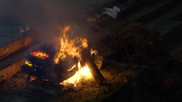 FERMER : Un incendie cérémoniel dégage de la fumée pendant qu'il brûle à l'intérieur du temple Pashupatinath . — Video