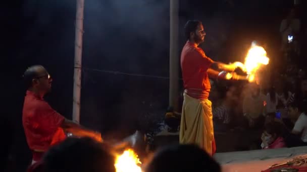 CLOSE UP: Hindus beobachten und klatschen bei einer Luftbegräbniszeremonie in einem Tempel. — Stockvideo