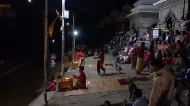Hindu yakma töreni sırasında Pashupatinath Tapınağının gece manzarası.