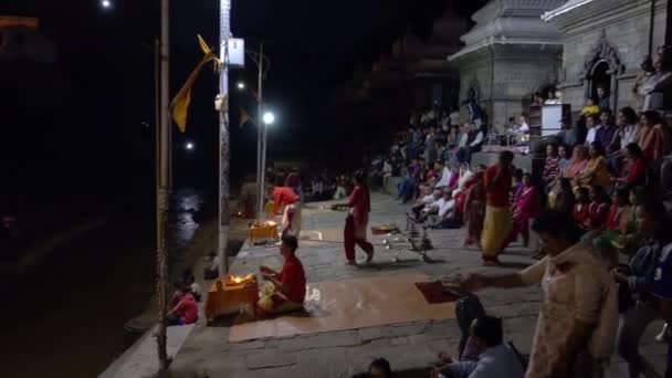 Vue panoramique du temple de Pashupatinath la nuit lors d'une cérémonie de crémation hindoue . — Video