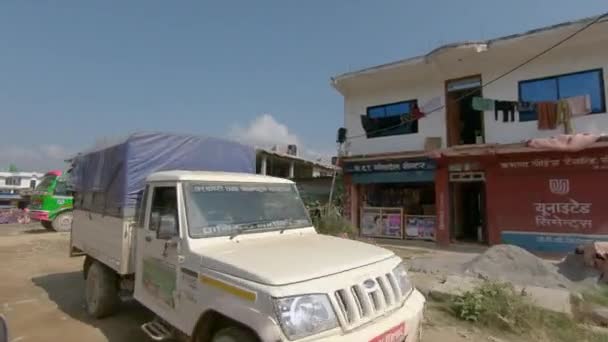 POV: Göröngyös kavicsos úton és szegény Kathmandu külvárosán át. — Stock videók