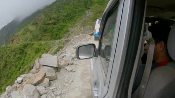 车辆：在陡峭的青草山旁的崎岖道路上开车的可怕镜头. — 图库视频影像