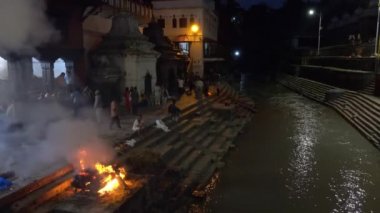 Tapanlar akrabalarını bir törenle gömmek için Pashupatinath Tapınağına gelirler..