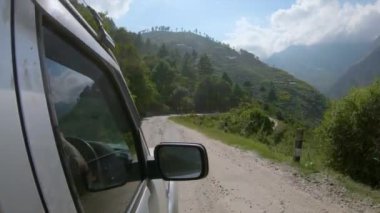 Nepal 'in vahşi doğasına açılan bir arka yol boyunca araba sürüyorum..