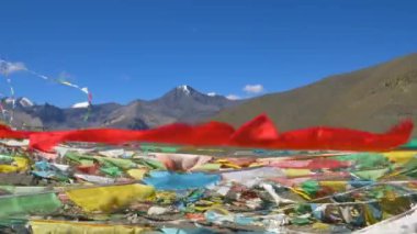 Yaklaş Budist dua bayrakları Himalayalar boyunca rüzgarda dalgalanıyor.