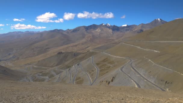 Espectacular vista de un sinuoso camino de montaña que cruza la meseta tibetana . — Vídeos de Stock