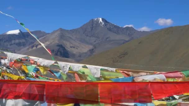 CLOSE UP Spectacular shot of mountains of Tibet behind the flapping prayer flags — Stock Video