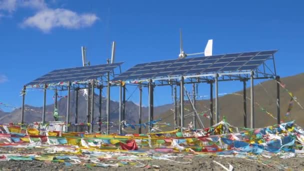 MOVIMIENTO Lento: Vientos fuertes soplan más allá de los paneles solares en la meseta tibetana . — Vídeo de stock