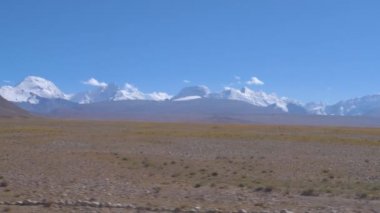 Çorak ovalar Himalayalar 'da karlı bir dağ sırasının eteklerine çıkar..