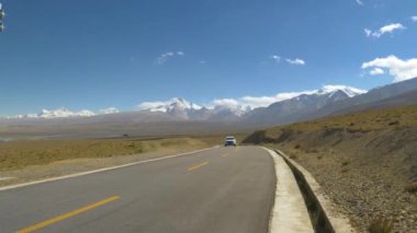 Yerli halk Himalaya Platosu 'nun nefes kesici ovalarından geçiyor..