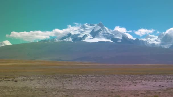 Met sneeuw bedekte bergen die uittorenen in de blauwe lucht boven het Tibetaanse plateau. — Stockvideo