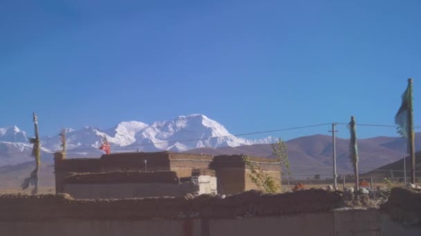 SLOW MOTION: Flytta förbi en traditionell by på den soliga Himalayan Plateau. — Stockvideo