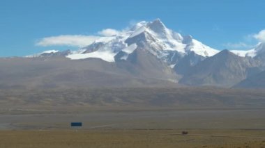 Kamyon uçsuz bucaksız düzlükleri geçip uzaktaki boş bir yoldan gidiyor..