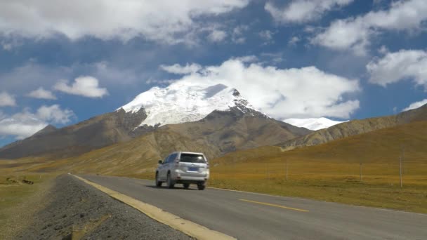 LEGFONTOS ANGLE: fenséges gleccser tornyok felett turisták egy kaland egész Tibetben — Stock videók