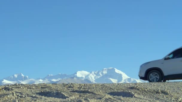 SLOW MOTION: SUV guida lungo il sentiero di ghiaia offrendo una vista sui ghiacciai . — Video Stock