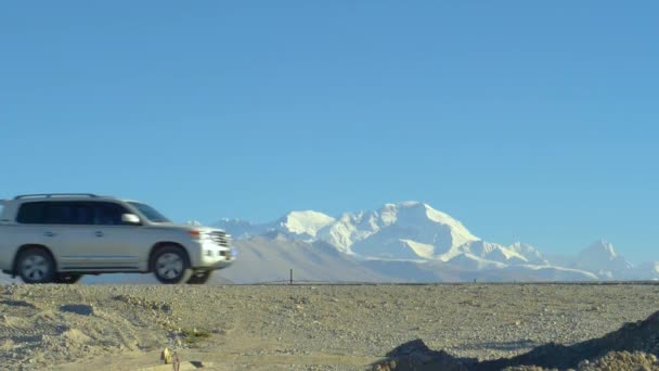 LOW MOTION: Turistas em aventura descem a estrada atravessando o planalto tibetano — Vídeo de Stock