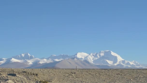 İnşaat işçileri Tibet Platosu 'nda bir kamyonun arkasında çakıl taşıyorlar.. — Stok video