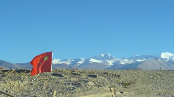 COPY SPACE: Chińska flaga trzepocze na wietrze wieje nad płaskowyżem Tybetańskim. — Wideo stockowe