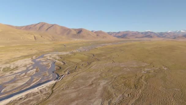 AERIAL: Voando pelos riachos que atravessam as planícies áridas do Himalaia . — Vídeo de Stock