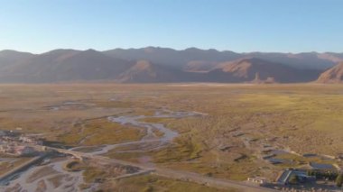 Himalaya Platosu 'nun ortasındaki ücra bir köyün üzerinde uçuyor..