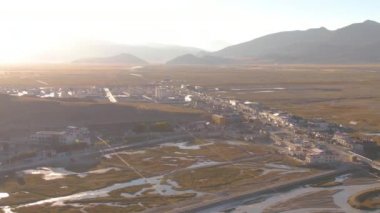 Parlak sonbahar güneşi Tibet 'in uzak kasabası Ganggazhen' de parlıyor..
