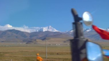 Uçsuz bucaksız yeşil düzlüklerde ve karlı dağ sıraları boyunca ilerliyoruz..