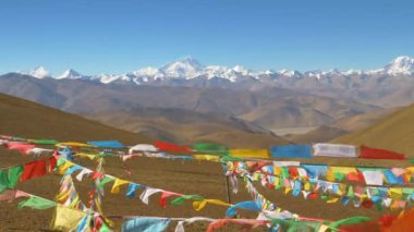 Çölde Everest Dağı 'na giden renkli bayraklar dalgalanıyor.