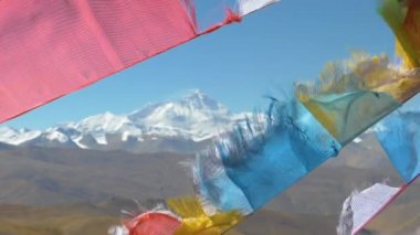 Everest 'i bayrakların arkasında karla kaplayan muhteşem manzara..