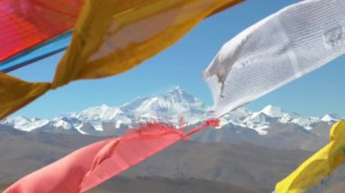 Everest 'in bayrakların arkasında karla kaplı resimli görüntüsü.