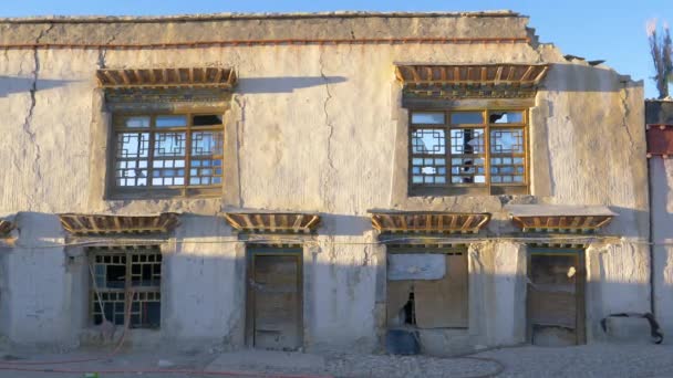 FECHAR UP: Velha casa abandonada decai lentamente nos elementos do Himalaia . — Vídeo de Stock