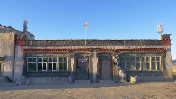 CERRAR: Flaps de bandera china sobre una casa tradicional en una ciudad remota en el Tíbet. — Vídeo de stock