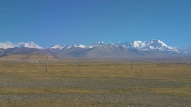 SLOW MOTION Veduta panoramica delle pianure che conducono al Monte Everest e dell'Himalaya innevata — Video Stock