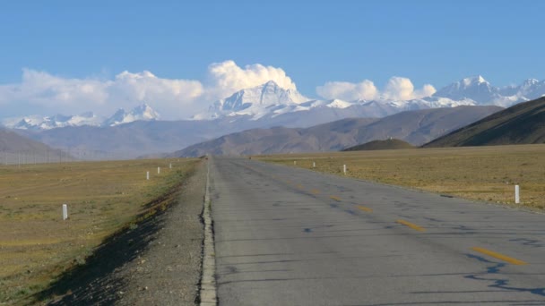 Az üres aszfalt út a Mount Everest felé vezet, magasan a felhők között.. — Stock videók