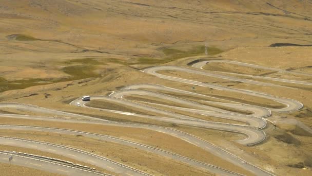 Los lugareños y viajeros conducen lentamente a lo largo de un camino