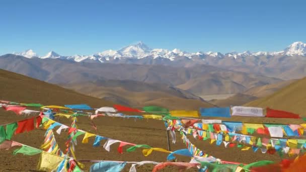 Sluiten omhoog: Kleurrijke gebedsvlaggen fladderen in de woestijn die leiden naar de Mount Everest — Stockvideo