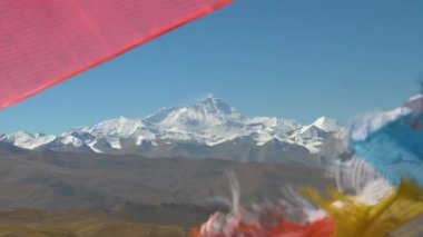 Engebeli Tibet manzarasının üzerindeki görkemli Everest Tepesi Kuleleri.