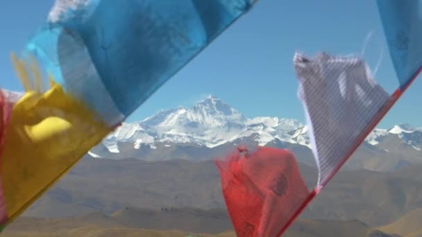 CLOSE UP, DOF: majestueuze Mount Everest torent boven prachtig Tibetaans landschap. — Stockvideo