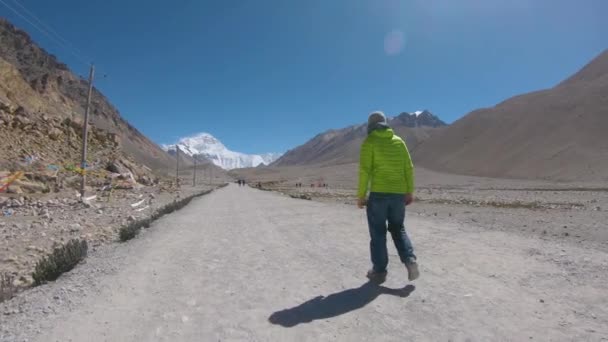 レンズフレア:男性旅行者は雪のエベレストへの彼のトレッキングを開始. — ストック動画