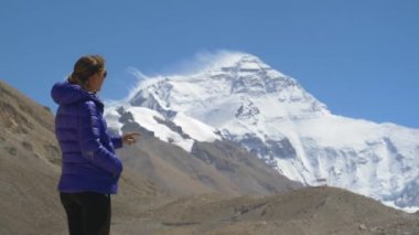 Genç yürüyüşçü heyecanla Everest 'i manzaralı kamptan işaret ediyor..