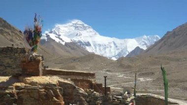 Ana kampın üstündeki karlı Everest Dağı kuleleri kayalık araziye kurulmuş.