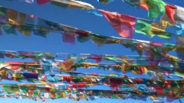 Çok renkli dua bayrakları rüzgarda dalgalanıyor Tibet 'te.