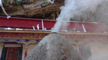 Bir Tibet manastırının önünde gözyaşı şeklindeki ocaklar için için için için için yanar..