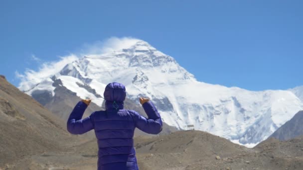 ПІДКАЗКА. Задоволена жінка піднімає руки, спостерігаючи за величною горою Еверест.. — стокове відео
