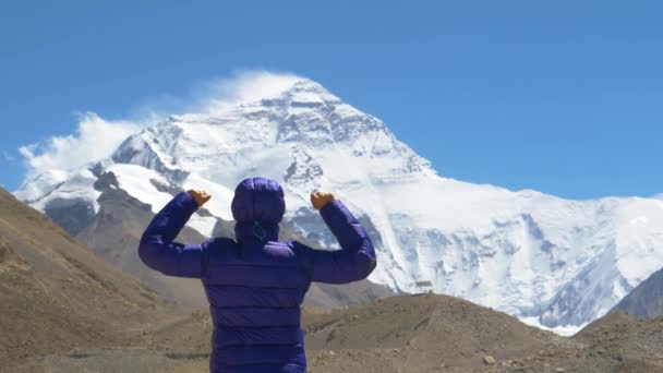 SLOW MOTION: Spannende vrouw strekt haar armen uit terwijl ze de Mount Everest observeert — Stockvideo