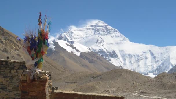 Everest ana kampındaki bir manastırdaki dua bayrağının çarpıcı görüntüsü. — Stok video