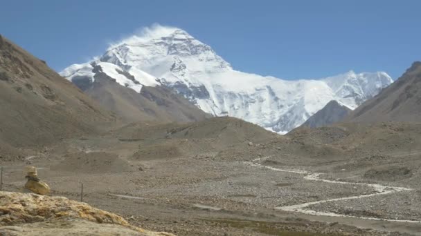 Adembenemend uitzicht op rotsachtige heuvels tot aan de besneeuwde top van de Mount Everest. — Stockvideo
