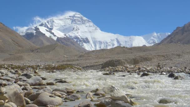 HELYES ANGLE: Piszkos patak folyik végig a sziklás hegyek lábánál havas Mount Everest. — Stock videók